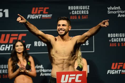 Ufc Fight Night 92 Results Yair Rodriguez Splits Alex Caceres In High Flying Acrobatic Battle