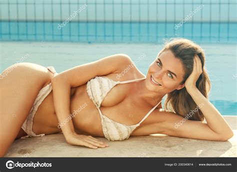 Mooie Sexy Jonge Vrouw Liggend Naast Een Zwembad Stockfoto