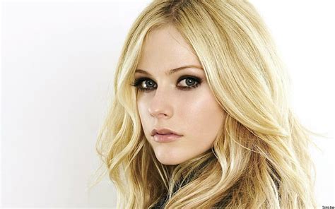Online Crop Hd Wallpaper Women Simple Background Blonde Singer Avril Lavigne Long Hair