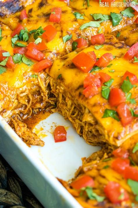 Love this easy chicken enchilada casserole recipe! Chicken Enchilada Casserole ⋆ Real Housemoms