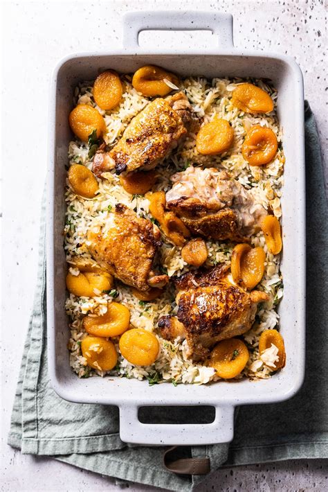 Kippendijen met abrikozen en rijst uit de oven