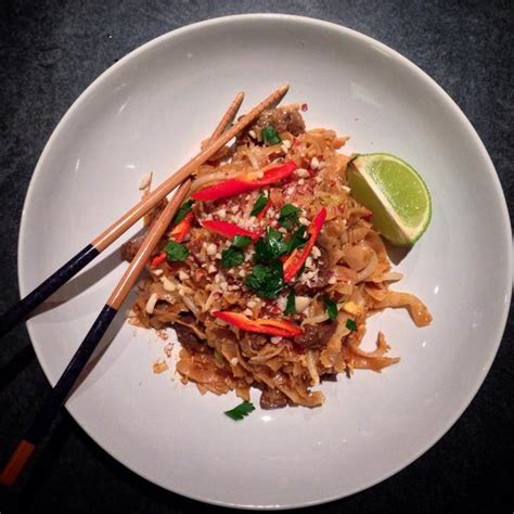 He gets help from head chef at the blue elephant restaurant. Gordon Ramsay Pad Thai : Pro Chef Tries To Make Pad Thai ...