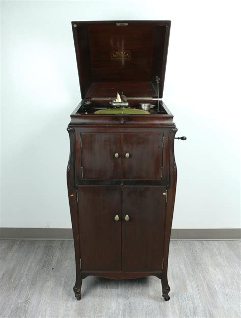 A great item to repurpose! ANTIQUE MAHOGANY VICTROLA PHONOGRAPH IN CABINET