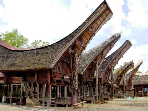 Denah rumah sederhana 3 kamar tidur dengan mushola adalah salah satu rekomendasi yang paling sering ditawarkan kepada pihak yang akan mungkin, sebagai referensi anda bisa mencari gambar denah rumah sederhana minimalis. Tongkonan Rumah Adat Sulawesi Selatan - TradisiKita, Indonesia