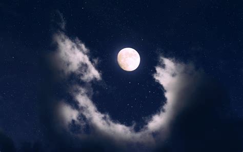 Растущая Луна на ночном небе с множеством фото