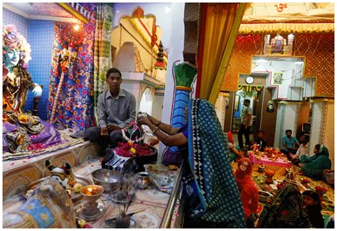 Over 200 Hindu Pilgrims Pray At Renovated Pak Templemanatelangana