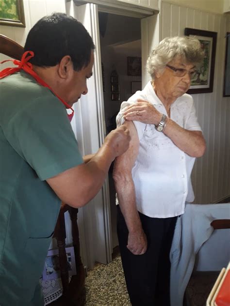 Si vos o un familiar son mayores de 60 años, pueden empadronarse para recibir un turno para la aplicación de la primera dosis de la vacuna contra el vas a tener que proporcionarle todos tus datos o los del adulto mayor a vacunar, al operador. Adultos mayores reciben la vacuna antigripal en sus ...