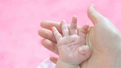 Heres What Skin To Skin Contact Can Do For Your Baby Healthshots
