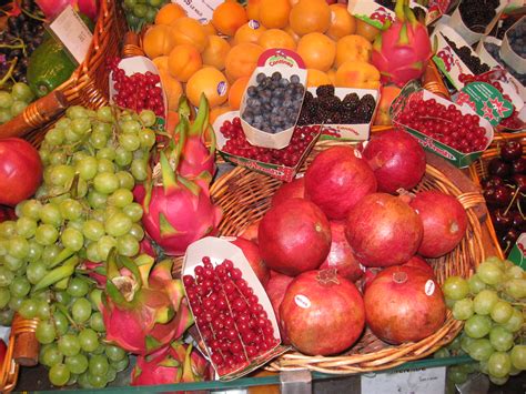 File:Fruit and berries in a grocery store, Paris.JPG - Wikimedia Commons