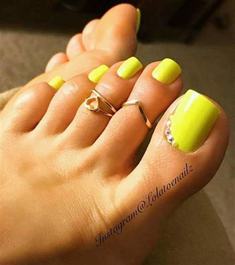 20 Inspirations De Nail Art Pour Avoir Des Pieds Sublimes Les Éclaireuses Yellow Toe Nails