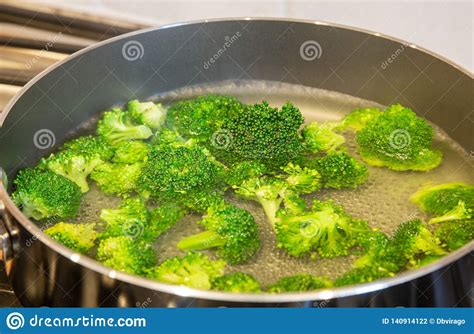 Blanching The Broccoli Stock Photo Image Of Blanched 140914122