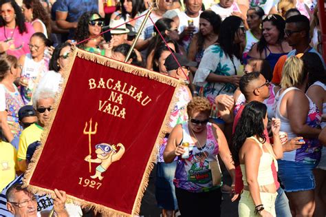 marchinhas de carnaval e animação é o bacalhau na vara passando pela avenida acorda cidade