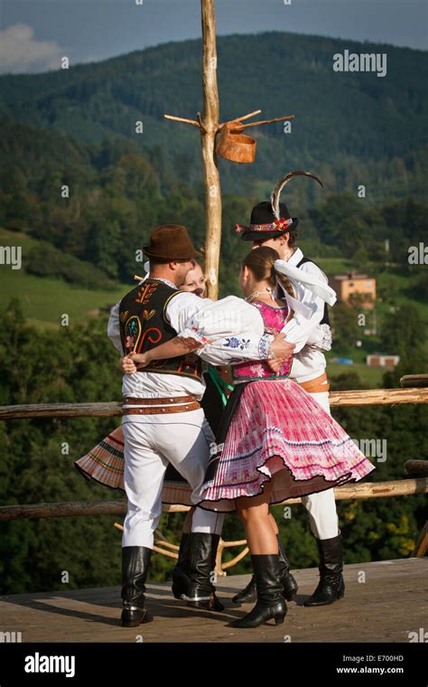 czech bailarines folklóricos vistiendo trajes tradicionales realizando la danza tradicional en