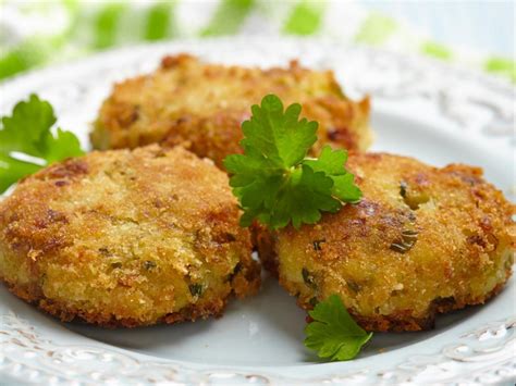 It is a perfect appetizer that i use canned corn beef for this recipe. Corned Beef Hash Cakes Recipe and Nutrition - Eat This Much