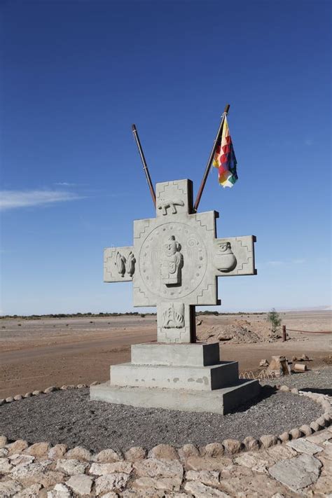 Monumento Con La Bandera De La Gente De Aymara En El La Luna De Valle