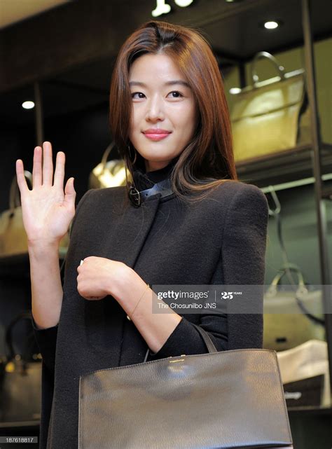 ニュース写真 Jeon Ji Hyun Attends The Rouge And Lounge Store Jun Ji Hyun