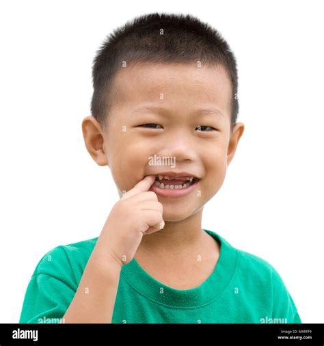 Feliz Y Sonriente Niño Asiático Apuntando Sus Dientes Retrato De Joven