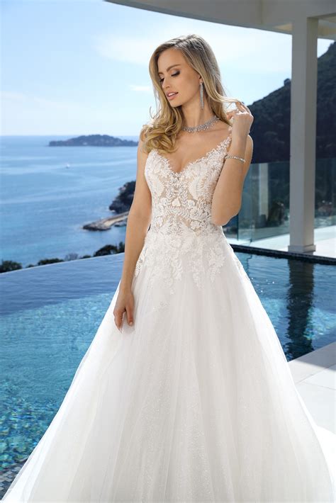 Aktuelle mode für jeden anlass. Brautkleid A-Linie mit V-Ausschnitt | babiacki Brautmoden ...