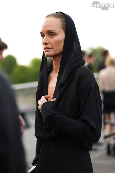 Amber Valletta Flashes Her Nude Tits As She Attends The Ala A Winter Spring Show In Paris