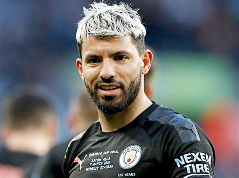 You don't grab someone by the neck. Barcelona estaría pensando en contratar al Kun Agüero como ...