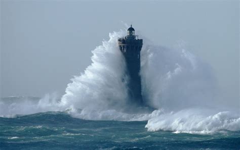 Tempête du janvier sur la côte route touristique de Landunvez et sur le phare du FOUR