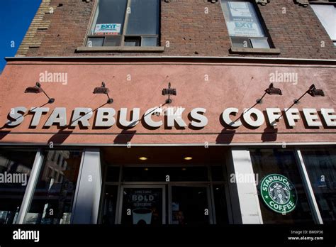Una Cafetería Starbucks Es Visto En Toronto Fotografía De Stock Alamy