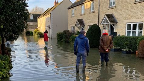 Christmas Flooding In Witney Following Heavy Rainfall Bbc News