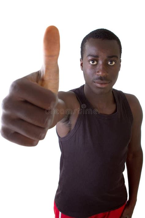 el adolescente negro joven con los pulgares sube la muestra imagen de archivo imagen de negro