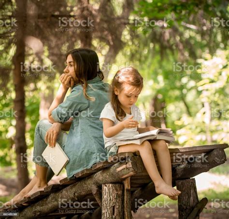 엄마와 딸 공원에서 책을 읽고 2명에 대한 스톡 사진 및 기타 이미지 2명 가을 가족 istock