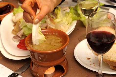 Piatto tipico della tradizione piemontese, è a base di aglio e acciughe. La Sagra della Bagna Cauda a Volpiano dal 10 al 13 ...