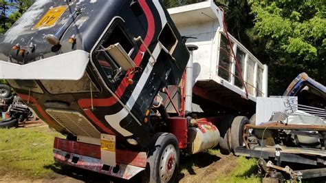 Lifting And Lowering The Cab On A Cabover Freightliner Youtube