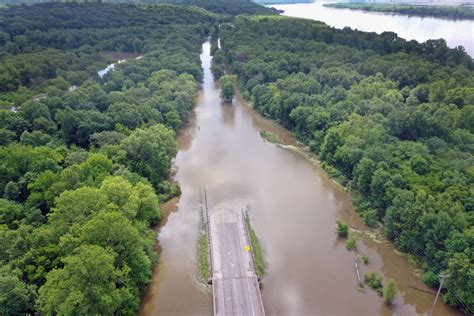 Record Floods Breach Arkansas Levee Overtop 2 In Missouri Wgn Tv
