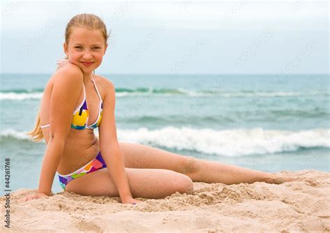 Beauty Babe Girl On The Beach Foto De Stock Adobe Stock