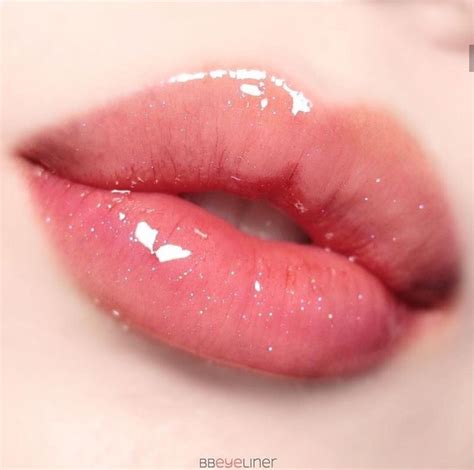 Pin By Bi On References Glossy Makeup Lip Art Makeup Lips Drawing