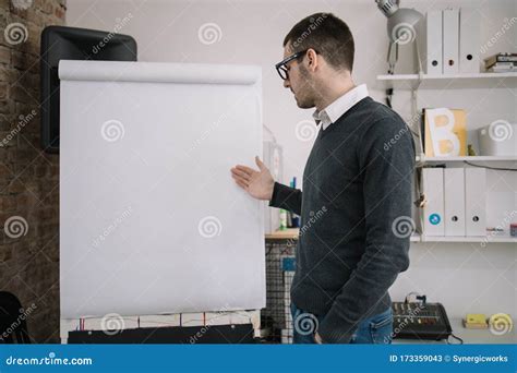 Presentat R Framf R Ett Blankpapper Whiteboard Fotografering F R