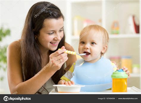 Mama Dando De Comer A Su Bebe Consejos De Bebé
