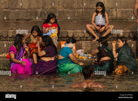 Las Mujeres Bañarse En Las Aguas Sagradas Del Río Ganges Varanasi India Fotografía De Stock