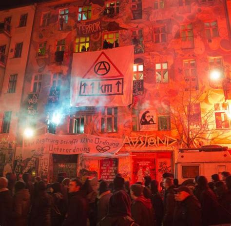 The house project rigaer straße 94 was partly evicted by a massive police force on june 22. Hunderte demonstrieren für Solidarität mit der Rigaer 94 ...
