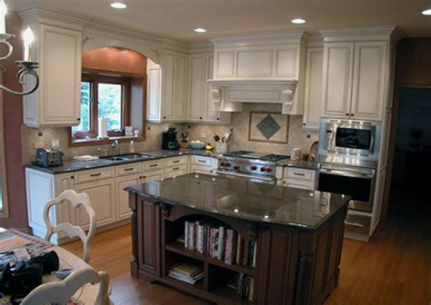 Other options for this countertop include black or white cabinets. Dakota Mahogany Granite