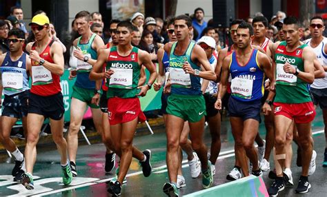 El límite entre la marcha y la carrera se establece en el momento en que el atleta pierde contacto con el suelo de manera visible. Marcha atlética en Lima 2019 EN VIVO los 50 km masculino y ...