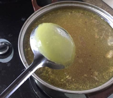 Ibu Ini Kongsi Tip Mudah Buang Lapisan Lemak Dalam Sup Guna Senduk Sejuk