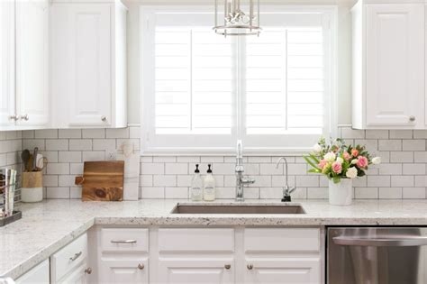 46 Gorgeous White Kitchen Backsplah Ideas White Subway Tile Kitchen
