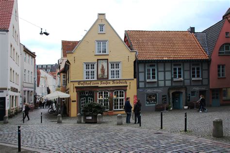 It is also the name of one of the states of germany which consists of two separated enclaves on the river weser; Spaziergang durch die Geschichte von Bremen - bekannte und ...