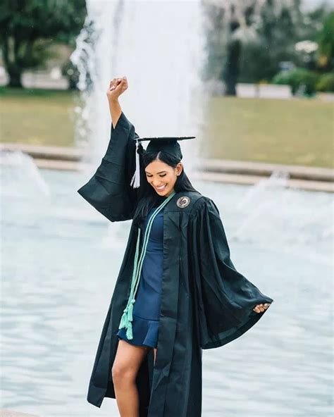 5 Expert Reasons To Make Your Graduation Photoshoot Monumental Girl