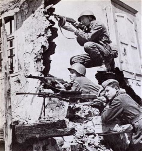 Aussi seront floutés ou masqués les insignes ou emblèmes concernés par cet article de loi sur les photos qui seront mises en ligne. Soldats Soviétiques - la deuxième guerre mondiale (39-45)