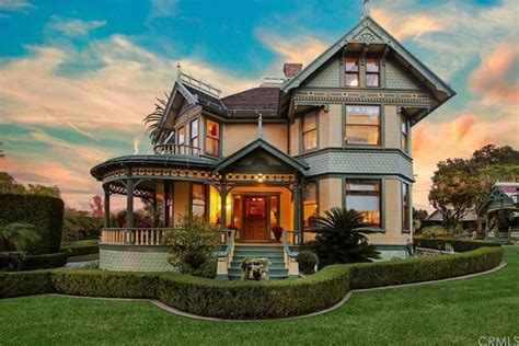 What Is A Queen Anne Victorian Defining This Architecture Style