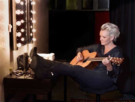 Jag ger mig inte, spend the night with me, half of the barbarians. Eva Dahlgren: "Jag förlorade kärleken till musiken ...