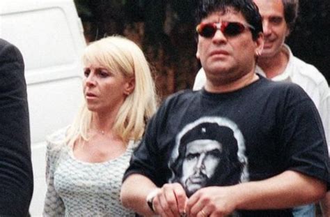 Diego Maradona Investigan A Su Ex Esposa Por Estafarlo Diego Maradona Esposa Deportes