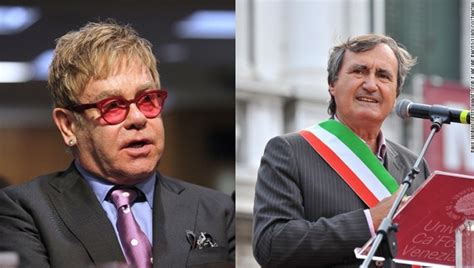 Elton John Y Alcalde De Venecia Pelean En Redes Por Prohibición De Libros Gay Cnn