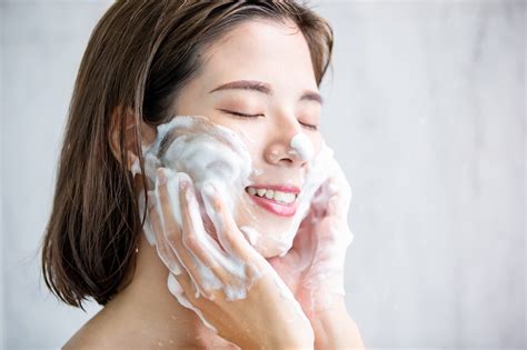 The Pros And Cons Of Doing Skincare Before And After Showering Viegano